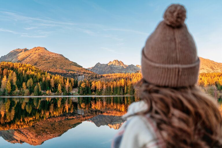 Žena pozerajúca sa na Vysoké Tatry